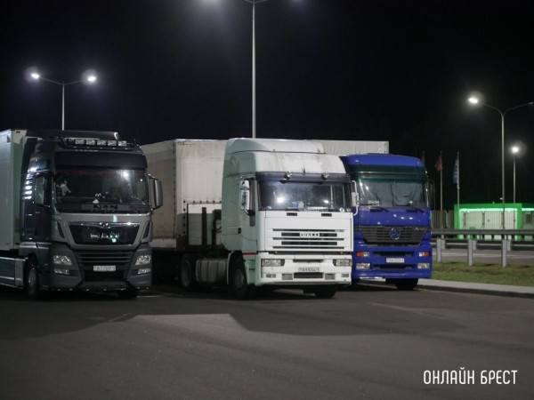 Правительство обновило перечень АЗС для заправки грузовиков из ЕС