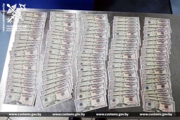 У россиянина на белорусской границе нашли пачку долларов. Они оказались еще и фальшивыми