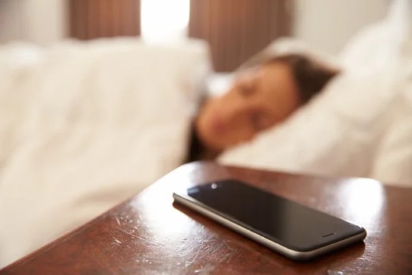 Почему смартфон лучше класть на стол экраном вниз? Почему смартфон лучше класть на стол экраном вниз?