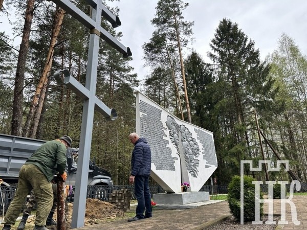 Шестиметровый металлический крест появился у мемориала в Каменецком районе Шестиметровый металлический крест появился у мемориала в Каменецком районе