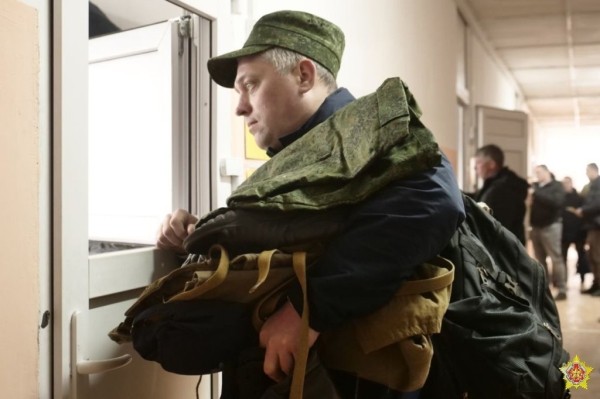 В воинские части прибывают военнообязанные в рамках проверки боеготовности