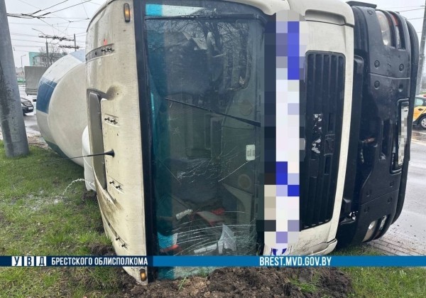 Опрокинулся автобетоносмеситель. Появились подробности ДТП в Бресте