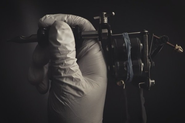 Белорус предстанет перед судом за демонстрацию татуировки в виде свастики