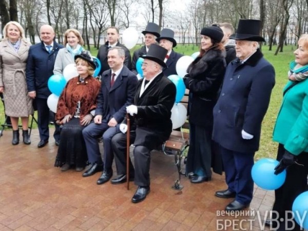 Именную скамейку Ленинского района торжественно открыли в Бресте