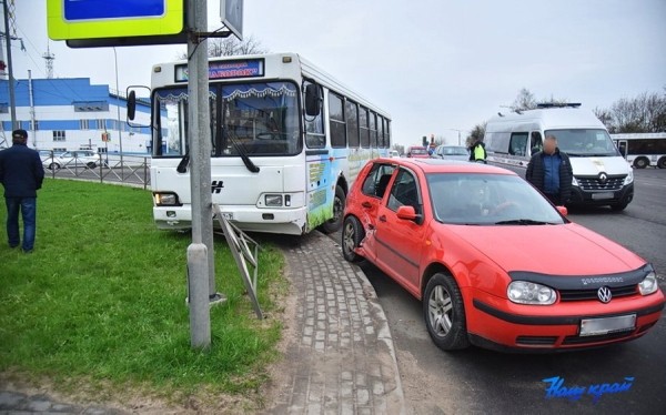 Автоледи в Барановичах не пропустила автобус, и он снес четыре пролета забора Автоледи в Барановичах не пропустила автобус, и он снес четыре пролета забора