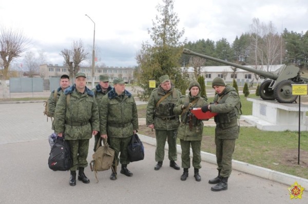 В воинские части прибывают военнообязанные в рамках проверки боеготовности