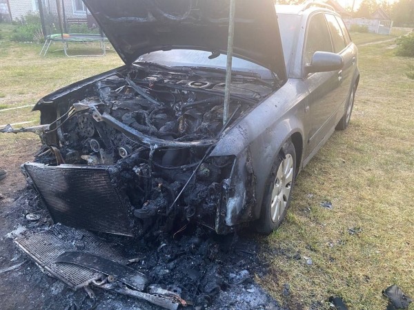 В Ивацевичском районе горел автомобиль В Ивацевичском районе горел автомобиль