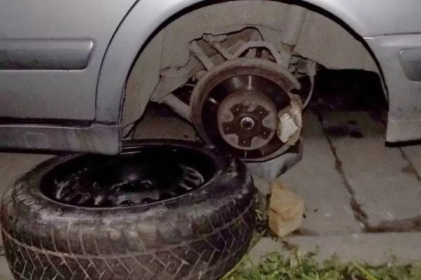 В Беларуси автомобиль сорвался с домкрата и придавил владельца В Беларуси автомобиль сорвался с домкрата и придавил владельца