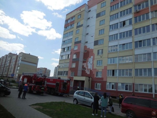 Акриловая ванна загорелась между этажами многоэтажки в Бобруйске Акриловая ванна загорелась между этажами многоэтажки в Бобруйске