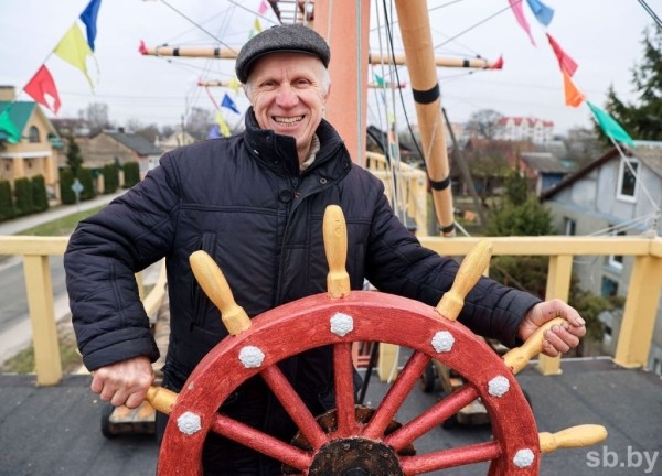 Бывший моряк-подводник построил в центре Пинска необычный дом-фрегат