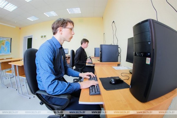 «Мы как одна семья». Выпускники сельской школы в Каменецком районе о школьных годах