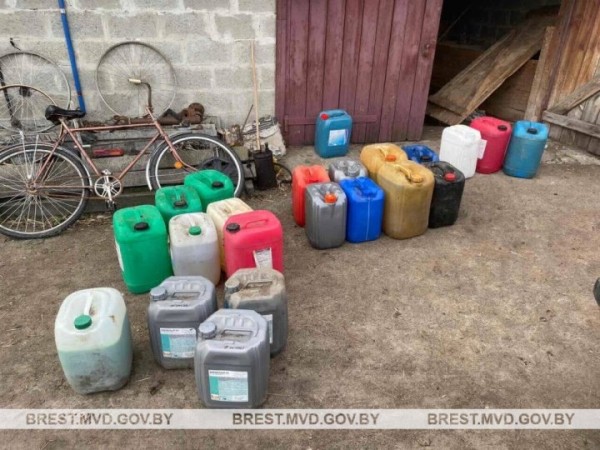 В сарае у тракториста в Брестской области обнаружили 370 литров окрашенной солярки