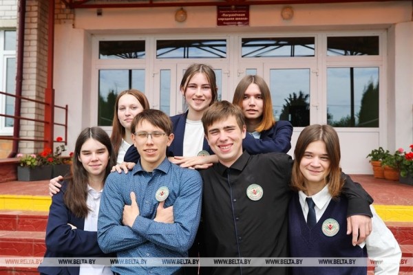 «Мы как одна семья». Выпускники сельской школы в Каменецком районе о школьных годах