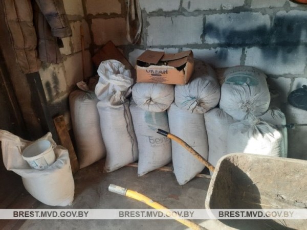 Водитель агропредприятия хранил в гараже ячмень и моторное масло. Случай в Брестской области Водитель агропредприятия хранил в гараже ячмень и моторное масло. Случай в Брестской области