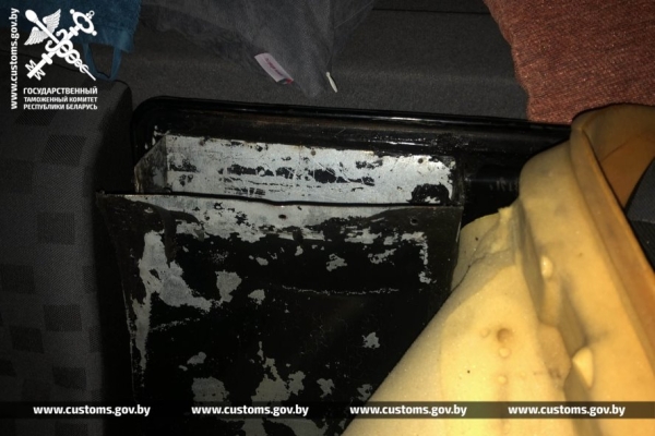 Гражданин России спрятал 4,2 кг гашиша в оборудованном за обшивкой сиденья автомобиля тайнике. Случай на границе в Бресте