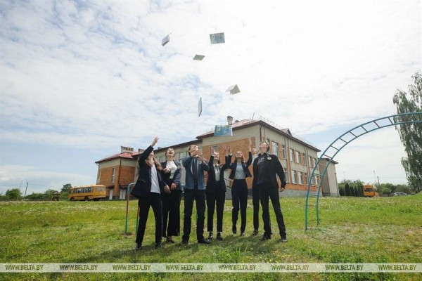 «Мы как одна семья». Выпускники сельской школы в Каменецком районе о школьных годах