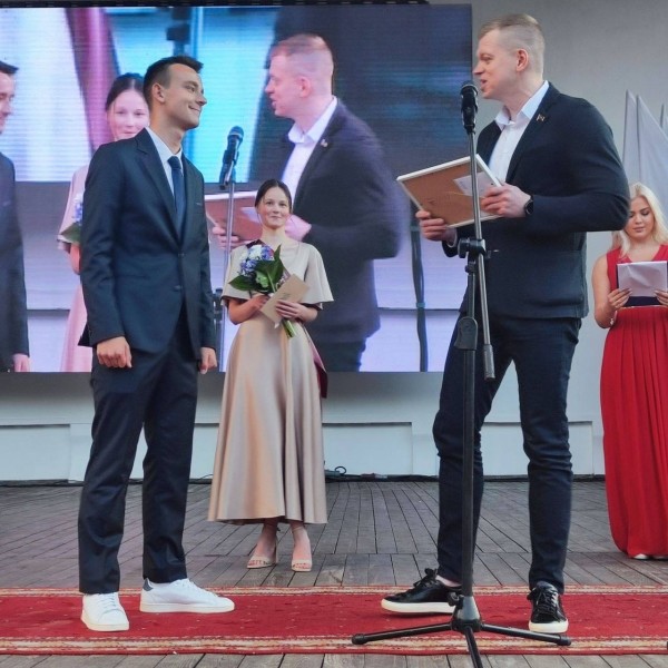 Праздник для выпускников «Алые паруса» прошел в Бресте