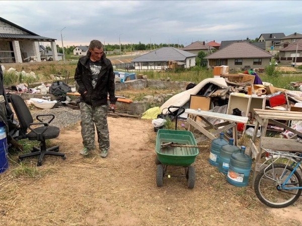 Шокируют соседей, а прогнать нельзя: семья бомжей поселилась прямо на улице Шокируют соседей, а прогнать нельзя: семья бомжей поселилась прямо на улице