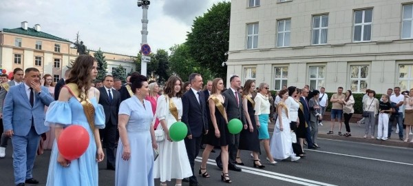Праздник для выпускников «Алые паруса» прошел в Бресте