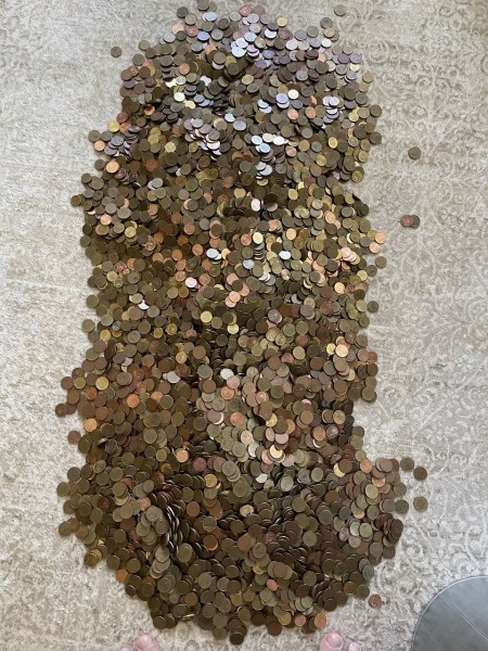 «За 3 часа посчитали только половину». Парень принес 12-литровое ведро монет в банк «За 3 часа посчитали только половину». Парень принес 12-литровое ведро монет в банк