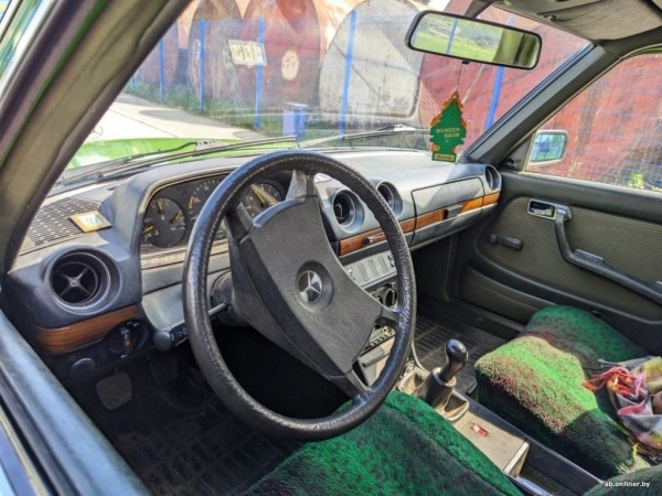 «23 года у одного хозяина». Житель Брестской области выставил на продажу Mercedes-Benz W123