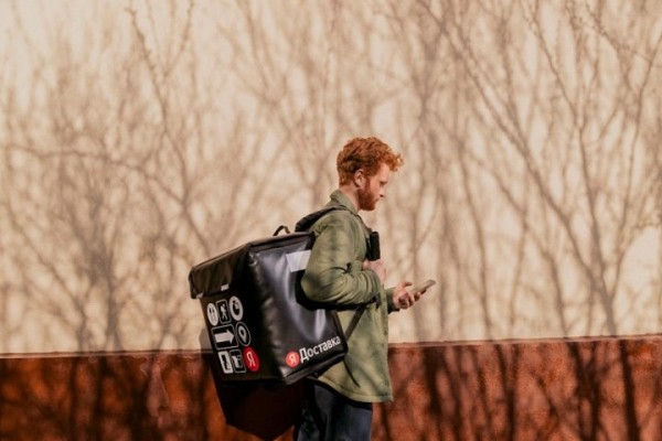 Лучше всего в пятницу: студент о том, сколько зарабатывает в Яндекс Доставке