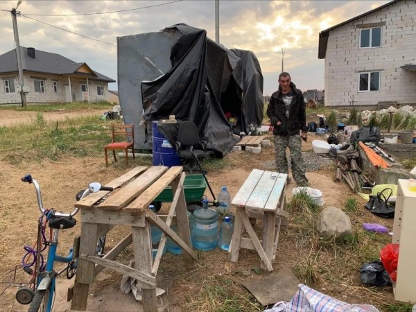 Шокируют соседей, а прогнать нельзя: семья бомжей поселилась прямо на улице Шокируют соседей, а прогнать нельзя: семья бомжей поселилась прямо на улице