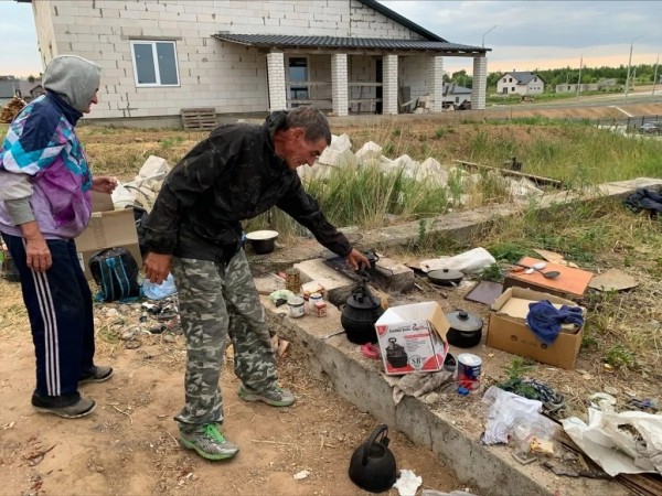 Шокируют соседей, а прогнать нельзя: семья бомжей поселилась прямо на улице Шокируют соседей, а прогнать нельзя: семья бомжей поселилась прямо на улице