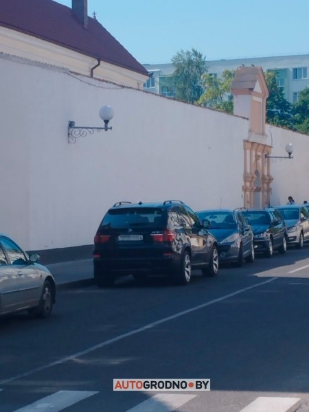 Фотофакт. В Гродно кто-то забронировал себе стояночное место пеньками Фотофакт. В Гродно кто-то забронировал себе стояночное место пеньками