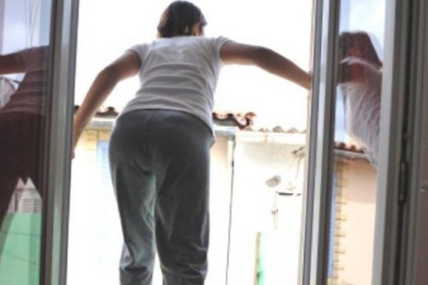 В Минске сотрудница салона красоты убежала от налоговой в окно В Минске сотрудница салона красоты убежала от налоговой в окно