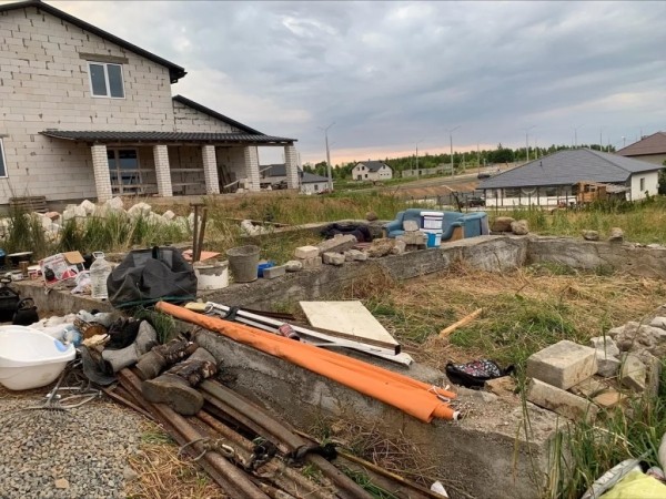 Шокируют соседей, а прогнать нельзя: семья бомжей поселилась прямо на улице Шокируют соседей, а прогнать нельзя: семья бомжей поселилась прямо на улице