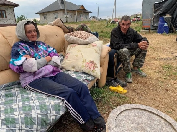 Шокируют соседей, а прогнать нельзя: семья бомжей поселилась прямо на улице Шокируют соседей, а прогнать нельзя: семья бомжей поселилась прямо на улице