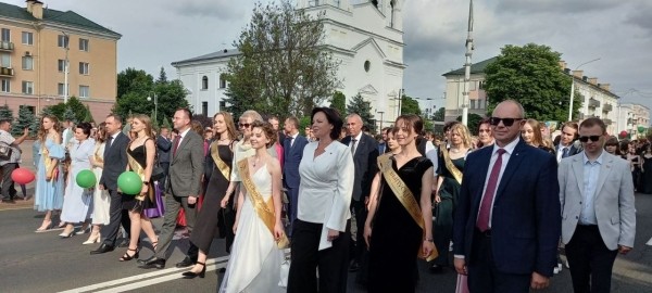 Праздник для выпускников «Алые паруса» прошел в Бресте