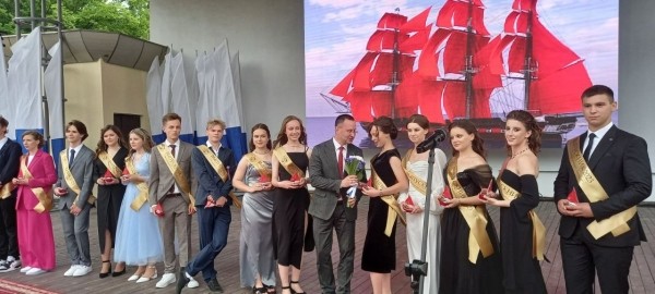 Праздник для выпускников «Алые паруса» прошел в Бресте