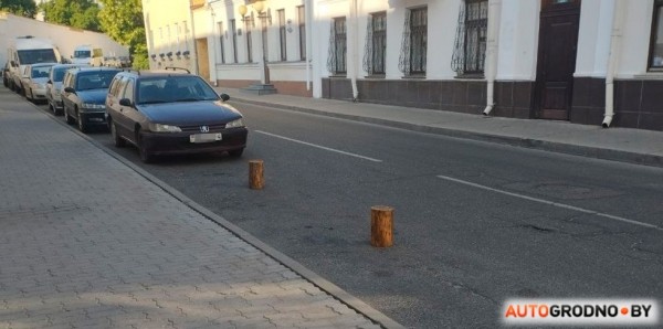 Фотофакт. В Гродно кто-то забронировал себе стояночное место пеньками Фотофакт. В Гродно кто-то забронировал себе стояночное место пеньками