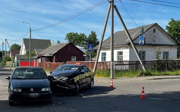 Такси в Барановичах «пролетело» под знак «Стоп» и протаранило легковушку с детьми