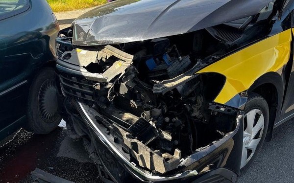 Такси в Барановичах «пролетело» под знак «Стоп» и протаранило легковушку с детьми