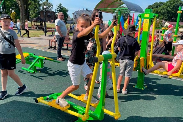 В Кобрине на набережной открыли воркаут-площадку В Кобрине на набережной открыли воркаут-площадку