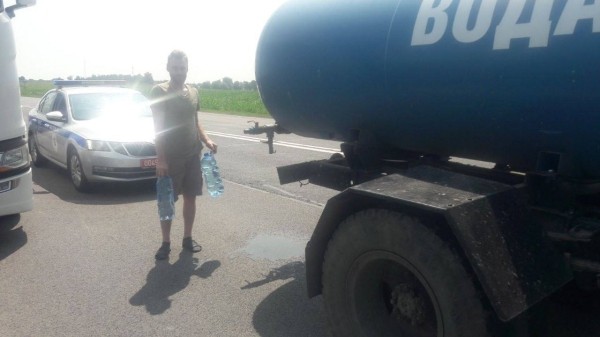 Дальнобойщиков, которые стоят в очереди на границе под Брестом, обеспечили водой Дальнобойщиков, которые стоят в очереди на границе под Брестом, обеспечили водой