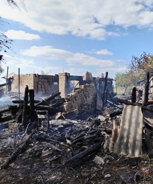 Внук решил запечь картошку по рецепту из интернета и сжег 5 построек во дворе у бабушки