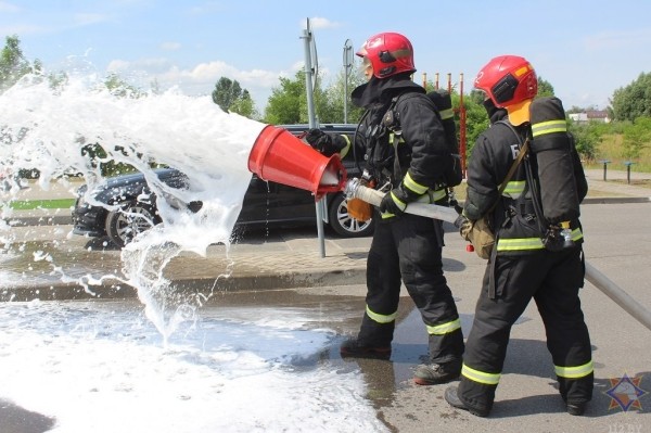 В Бресте сотрудники МЧС отработали тактико-специальное занятие «Организация тушения пожаров на АЗС»