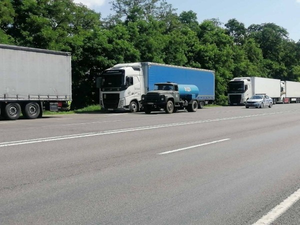 Очередь из большегрузных автомобилей, ожидающих своего проезда на погранпереходе «Козловичи», растянулась на километры Очередь из большегрузных автомобилей, ожидающих своего проезда на погранпереходе «Козловичи», растянулась на километры