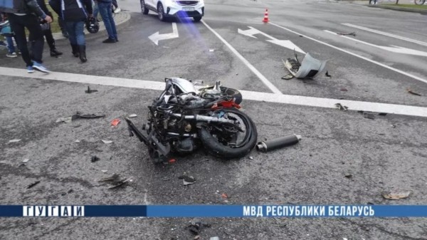 Попавший в жуткую аварию в Гомеле мотоциклист умер в больнице Попавший в жуткую аварию в Гомеле мотоциклист умер в больнице
