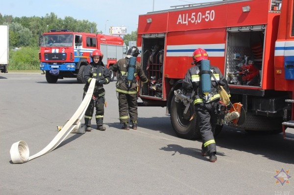 В Бресте сотрудники МЧС отработали тактико-специальное занятие «Организация тушения пожаров на АЗС»