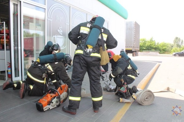 В Бресте сотрудники МЧС отработали тактико-специальное занятие «Организация тушения пожаров на АЗС»