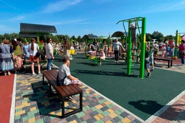 В Кобрине на набережной открыли воркаут-площадку В Кобрине на набережной открыли воркаут-площадку