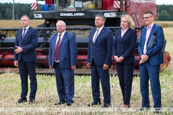 Первого в Брестской области водителя-двухтысячника чествовали в ОАО «Беловежский» Первого в Брестской области водителя-двухтысячника чествовали в ОАО «Беловежский»