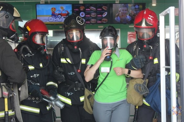 В Бресте сотрудники МЧС отработали тактико-специальное занятие «Организация тушения пожаров на АЗС»