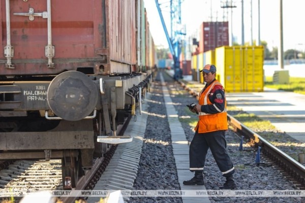 Грузы идут в Китай и Европу. Железнодорожники показали работу контейнерного терминала Брест-Северный