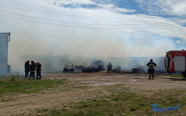 Здание склада ИП горело в Барановичском районе. Огонь уничтожил еще и машину Здание склада ИП горело в Барановичском районе. Огонь уничтожил еще и машину